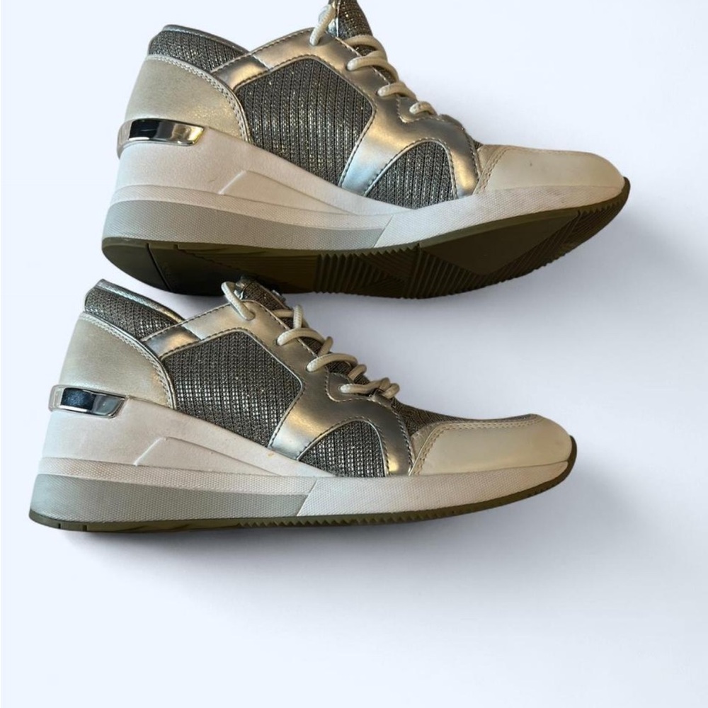 Stylish Women's Sneakers in silver and white